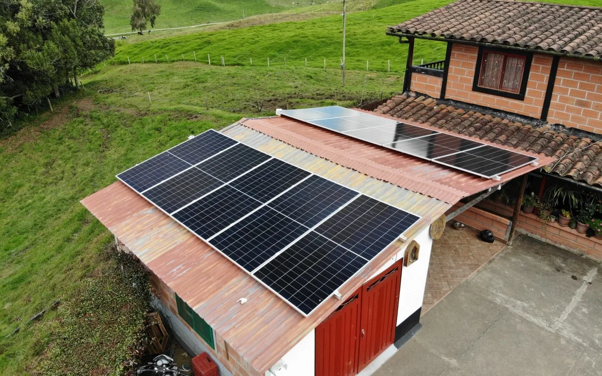 Instalación de paneles solares — Eternit (fibrocemento)