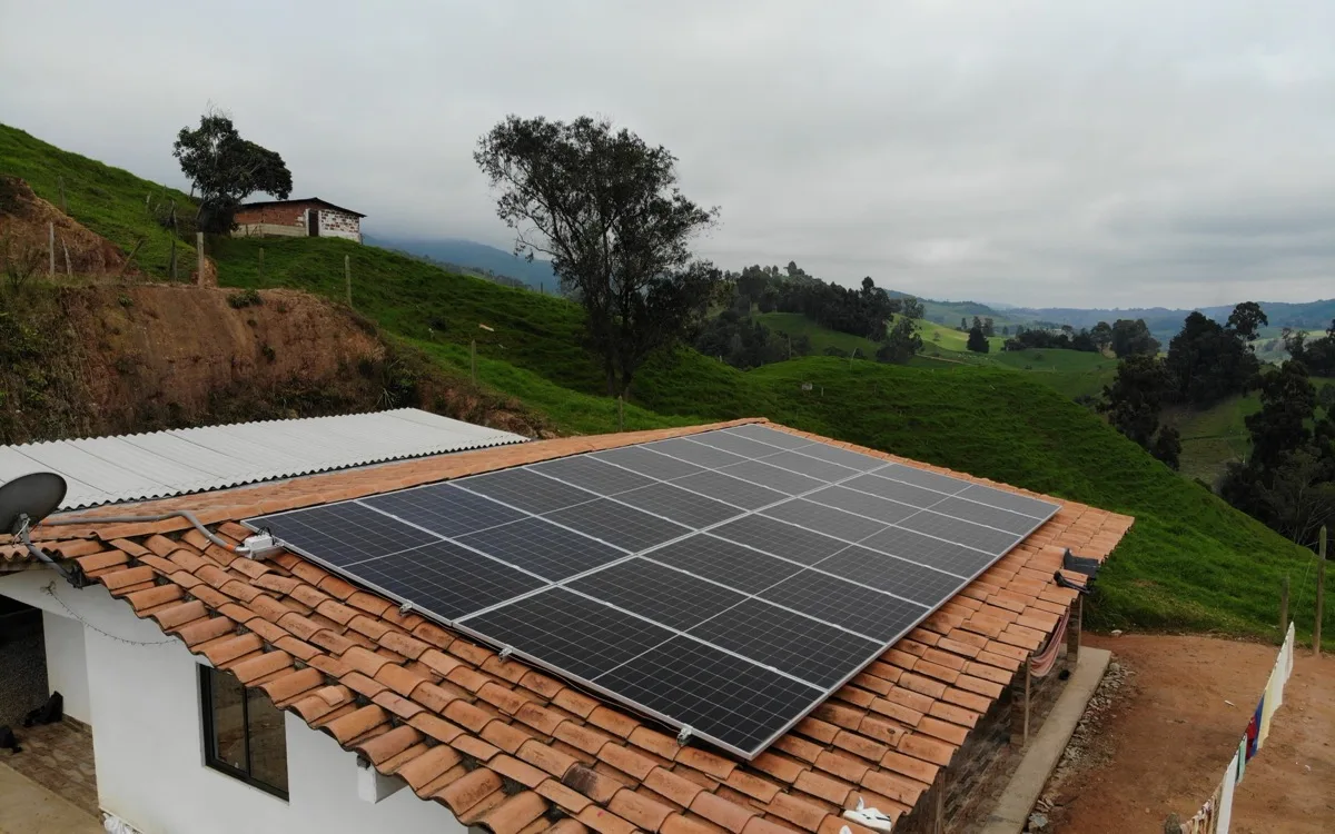 Instalación de paneles solares — Teja de barro (cerámica)