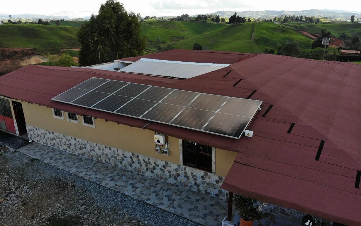 Instalación de paneles solares — Teja plana (asfáltica/shingle)