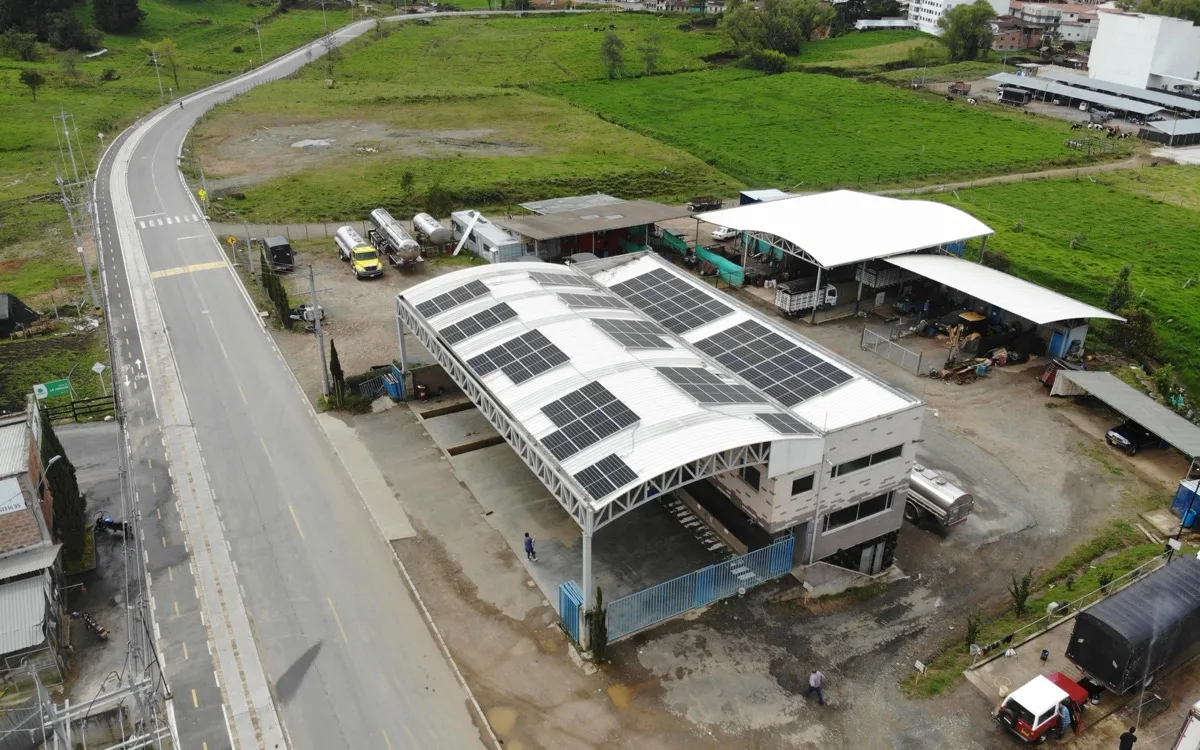 Instalación de paneles solares — Manufactura y producción