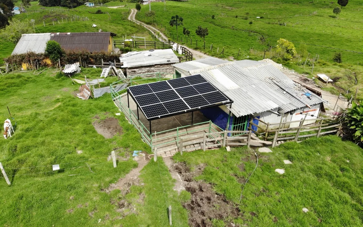Instalación de paneles solares — Estructura propia tipo pérgola