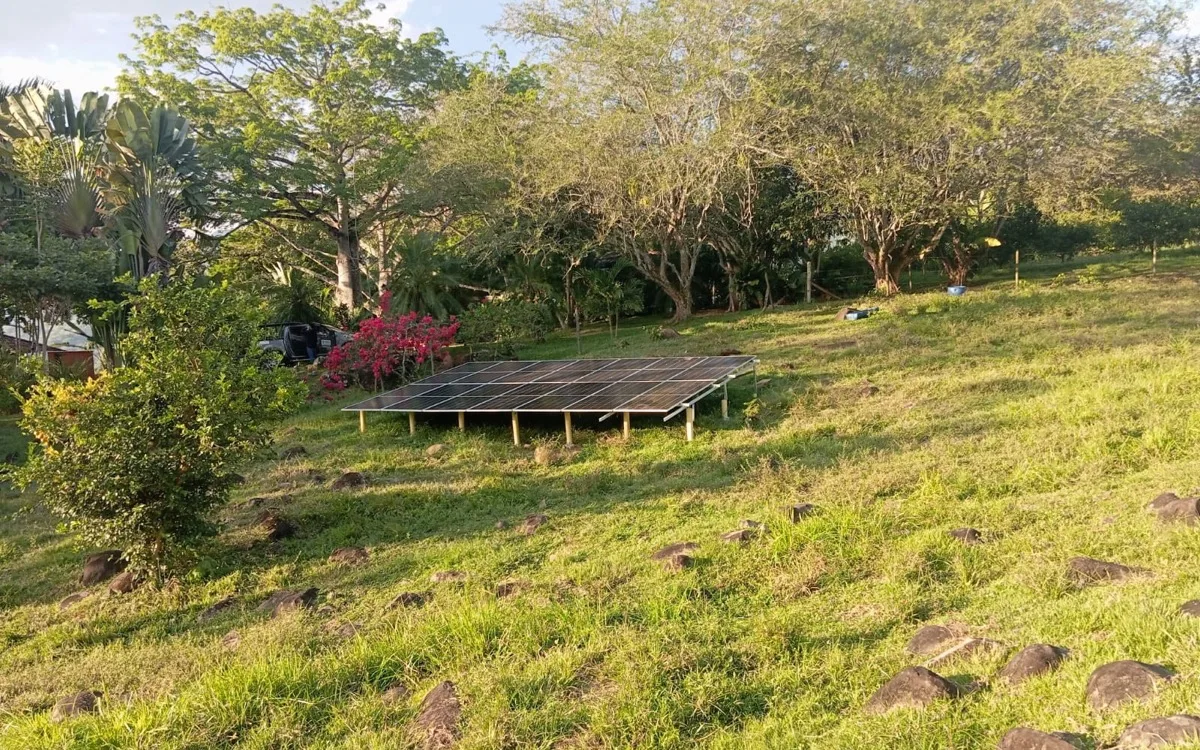Instalación de paneles solares — En piso